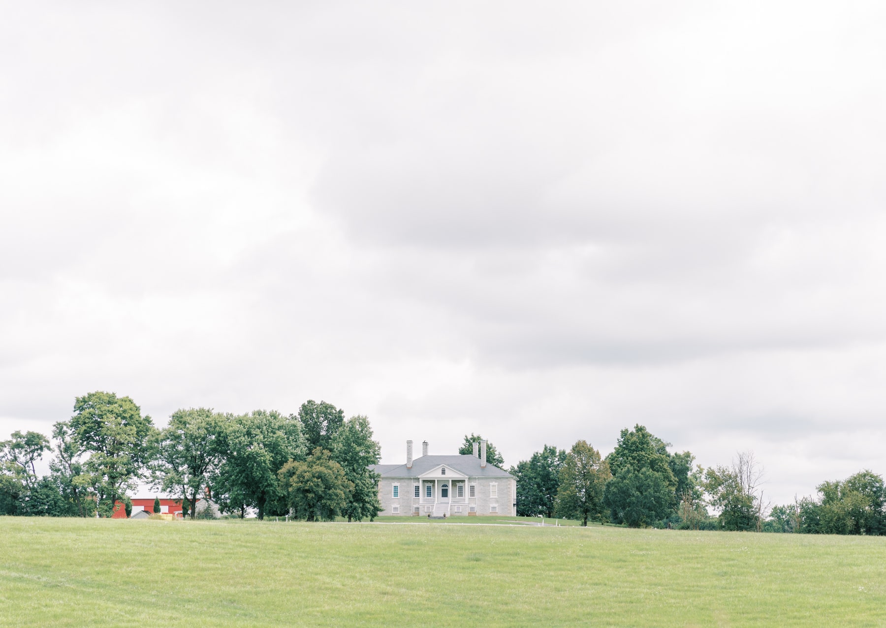 Belle Grove Plantation Wedding Mansion with an expansive green lawn